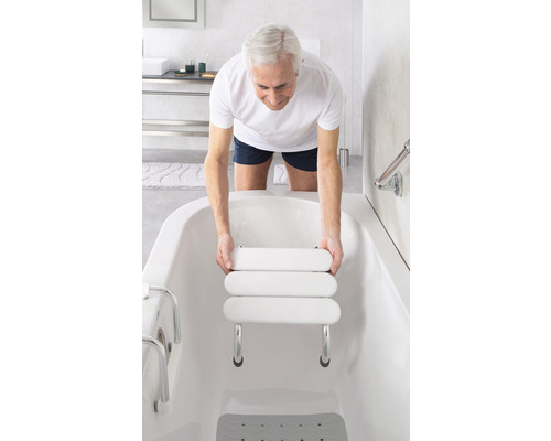 Bărbat așază un scaun de baie într-o cadă pentru mai mult confort și siguranță