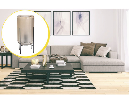 Vază decorativă din sticlă pe un cadru metalic într-un interior elegant