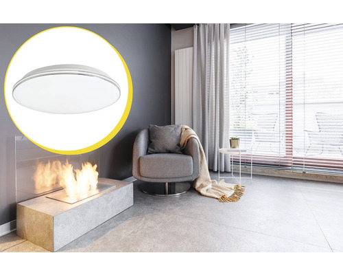 Cameră de zi luminoasă cu plafonieră, fotoliu și șemineu