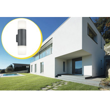 Fațadă modernă a casei cu lampă de perete exterior antracit