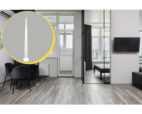 Interior de apartament modern cu lampă suspendată, masă de sufragerie și televizor.