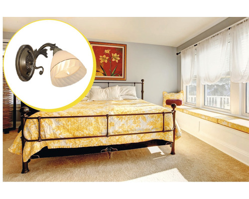 Dormitor cu pat, fereastră și o veioză de perete