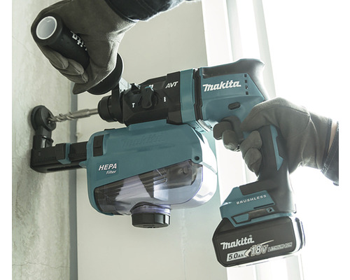 Ciocan rotopercutor cu acumulator cu aspirator de praf care găurește un perete