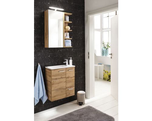 Baie modernă cu lavoar, dulap cu oglindă și rafturi