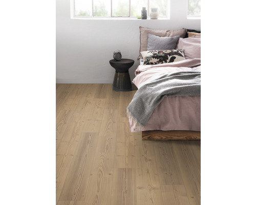 Dormitor cu podea din lemn deschis, pat și măsuță laterală