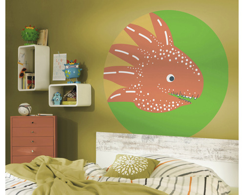 Cameră de copii cu autocolant de perete, rafturi, comodă și pat.