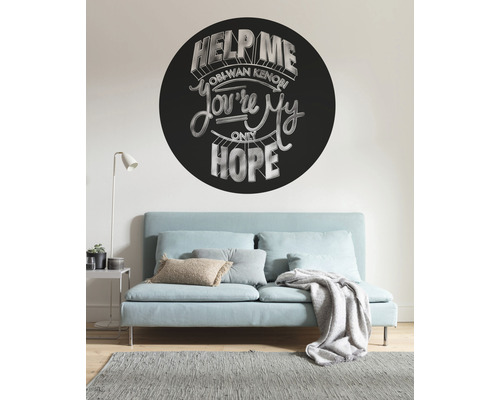 Living cu autocolant de perete citat Star Wars deasupra unei canapele