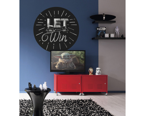 Living decorativ cu tematică Star Wars, incluzând un autocolant de perete, rafturi cu figurine și un dulap roșu sub un televizor.