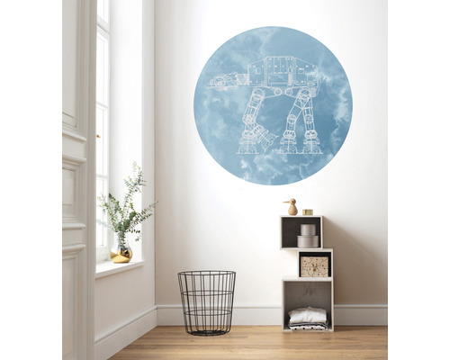 Cameră de zi cu autocolant de perete Star Wars, raft și coș de rufe