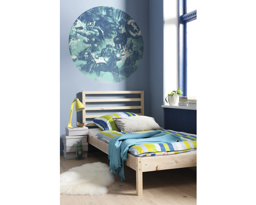 Cameră de tineret cu autocolant de perete, pat și noptieră