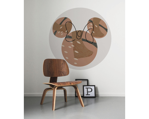 Autocolant de perete cu motiv Minnie Mouse deasupra unui scaun din lemn