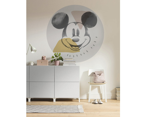 Cameră de zi cu comodă, scaun și autocolant de perete cu motiv Mickey Mouse