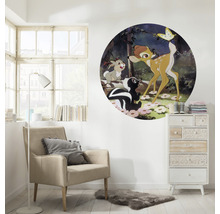 Living decorativ cu un autocolant rotund de perete care înfățișează Bambi, un iepure și un sconcs.