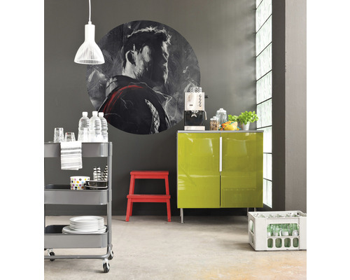 Scenă de bucătărie cu cărucior, dulap, taburet și decorațiuni de perete