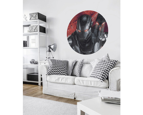 Living cu o canapea și un autocolant de perete cu supererou