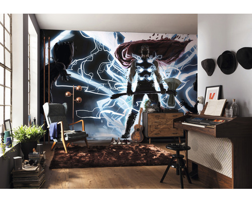 Cameră de zi cu pictură murală, fotoliu, lampă de podea, covor și instrumente muzicale pentru o atmosferă personală