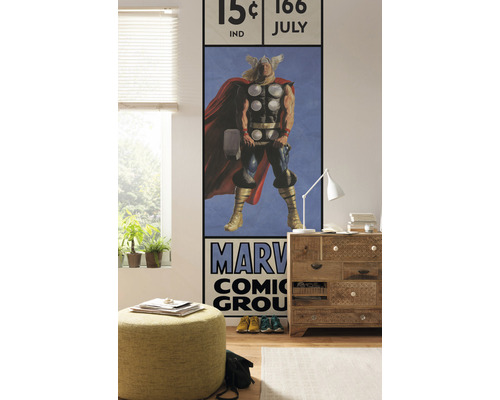 Cameră de zi cu imagine murală benzi desenate Thor, otomană și comodă din lemn