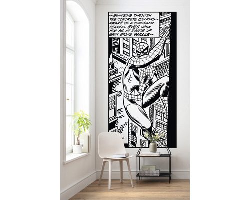 Decor de perete cu motiv de benzi desenate Spider-Man într-o cameră luminoasă.