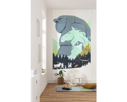 Pictură murală cu motiv de creatură stâncoasă și cal într-o cameră de copii.