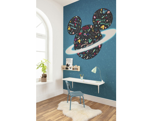 Cameră decorativă pentru copii cu tapet cu tematică spațială și urechi Mickey Mouse