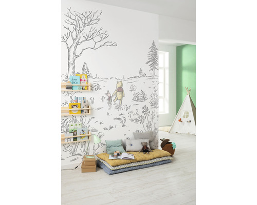 Cameră de copii cu pictură murală Winnie the Pooh, rafturi, perne și cort de joacă.