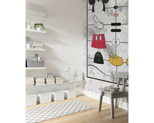 Cameră luminoasă pentru copii cu tapet de perete, rafturi, covor și scaun