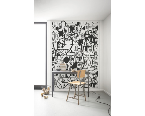 Cameră de lucru cu birou, scaun și tapet cu personaje de desene animate