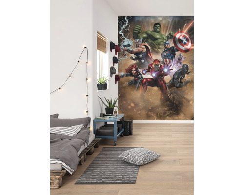 Cameră cu pat, covor și pictură murală cu Avengers.