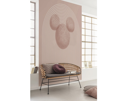 Cameră cu tapet cu model geometric și bancă din ratan