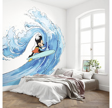 Dormitor cu pictură murală cu Mickey Mouse care face surf pe un val