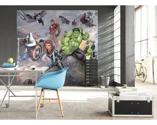 O cameră cu fototapet cu personaje de benzi desenate, un birou, un scaun și un container mobil.