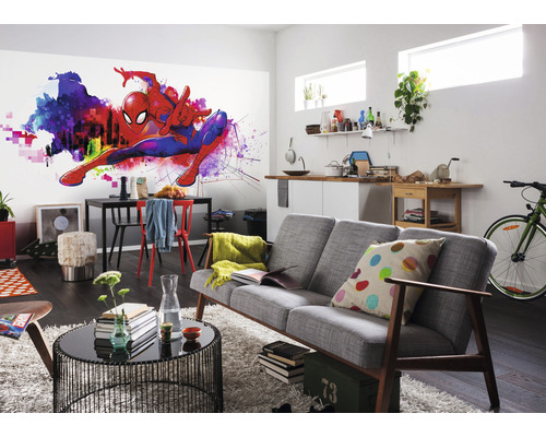 Sufragerie cu pictură murală Spiderman, canapea, masă și scaune
