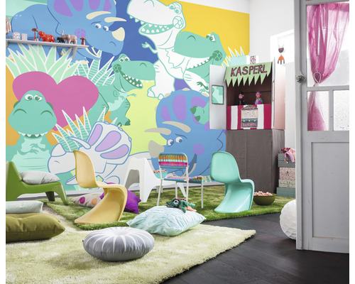 Cameră pentru copii cu pictură murală cu dinozauri, scaune, perne și teatru de păpuși