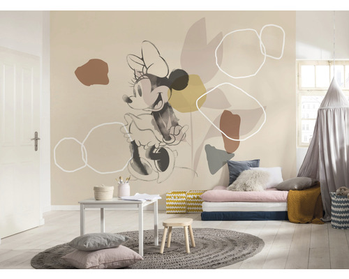 Cameră de copii decorată cu pictură murală Minnie Mouse, masă și zonă de joacă.