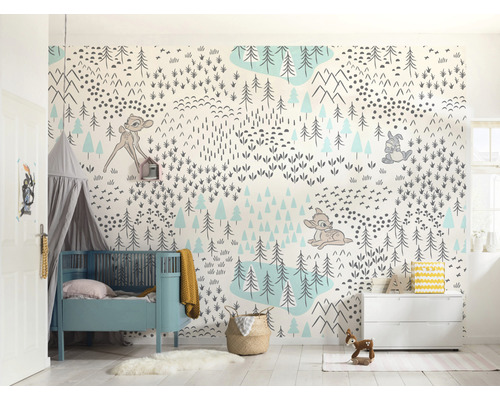 Cameră de copii cu tapet cu pădure, pătuț și comodă