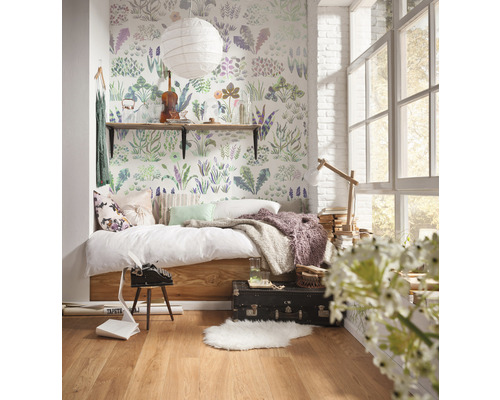 Cameră luminoasă cu nișă de pat, tapet cu model, raft și decorațiuni