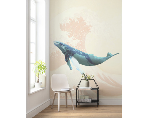 Cameră de zi cu pictură murală cu o balenă și un val