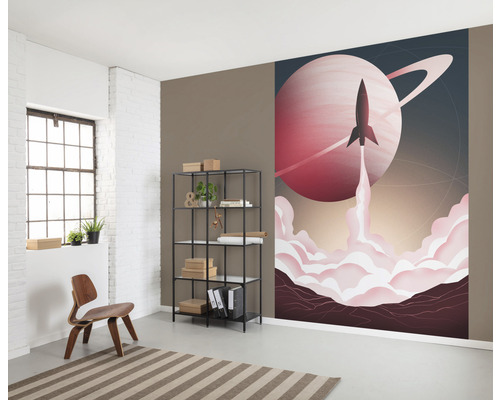 Vedere a camerei cu fototapet cu rachetă, raft și scaun