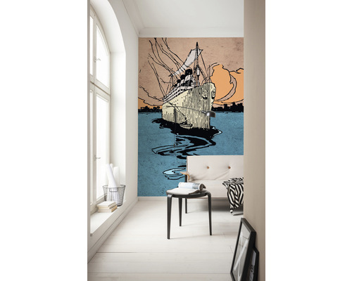 Cameră de zi cu fototapet cu un desen de navă.