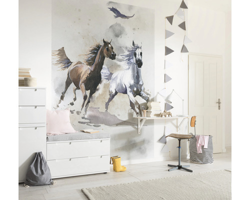 Cameră de copii cu tapet cu cai, comodă și birou