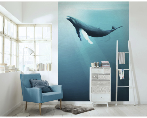 Cameră de zi cu pictură murală cu balene, fotoliu și comodă