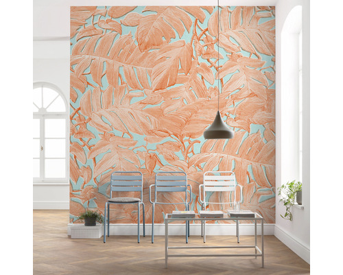 Cameră cu tapet cu model, scaune și masă