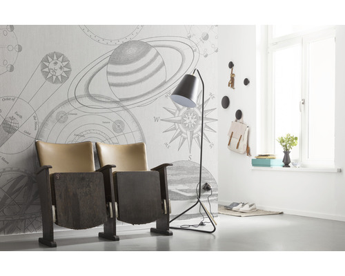 Imaginea unei camere cu tapet cu model de planete, scaun de teatru și lampă de podea