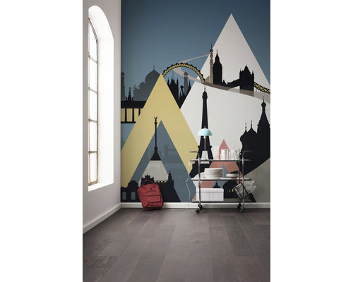 Cameră cu fototapet cu motiv de skyline, cărucior de servire și rucsac