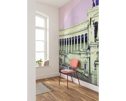 Cameră cu fototapet cu o clădire, scaun, fereastră și podea din lemn