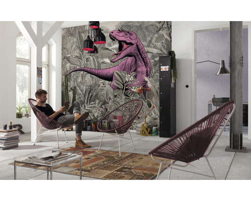 Cameră de zi cu tapet cu model, lămpi suspendate și bărbat într-un scaun