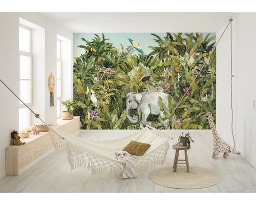 Cameră luminoasă cu fototapet junglă, hamac și elemente din lemn