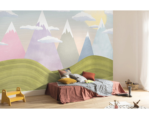 Cameră pentru copii cu tapet cu motiv montan, pat și jucării pentru o atmosferă luminoasă și prietenoasă