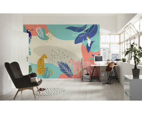 Ilustrație decorativă cu plante și animale ca design de perete într-o cameră luminoasă