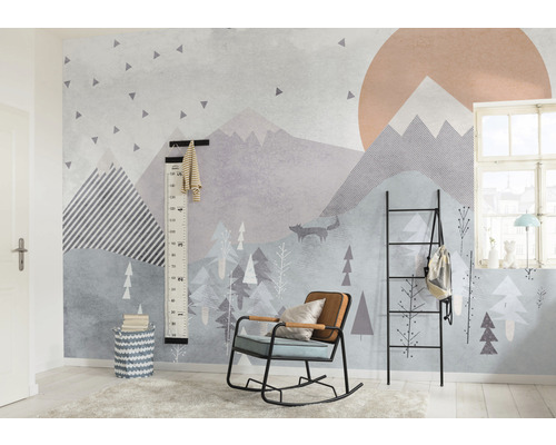 Cameră de copii cu tapet cu model, balansoar și centimetru de înălțime